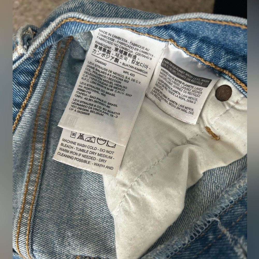 28 LEVI’S Ribcage Shorts - Picture 6 of 7